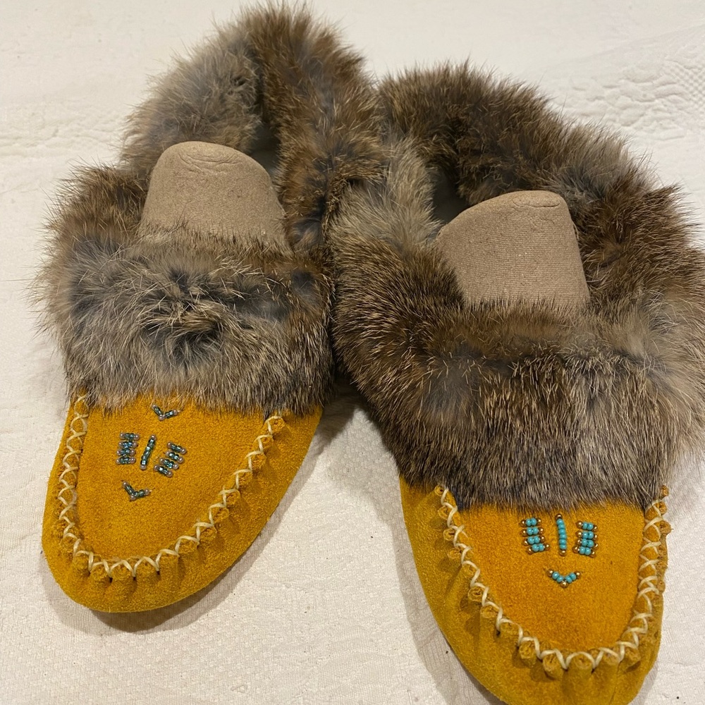 Women’s Hand Made Moccasins Fur Trim Sz8